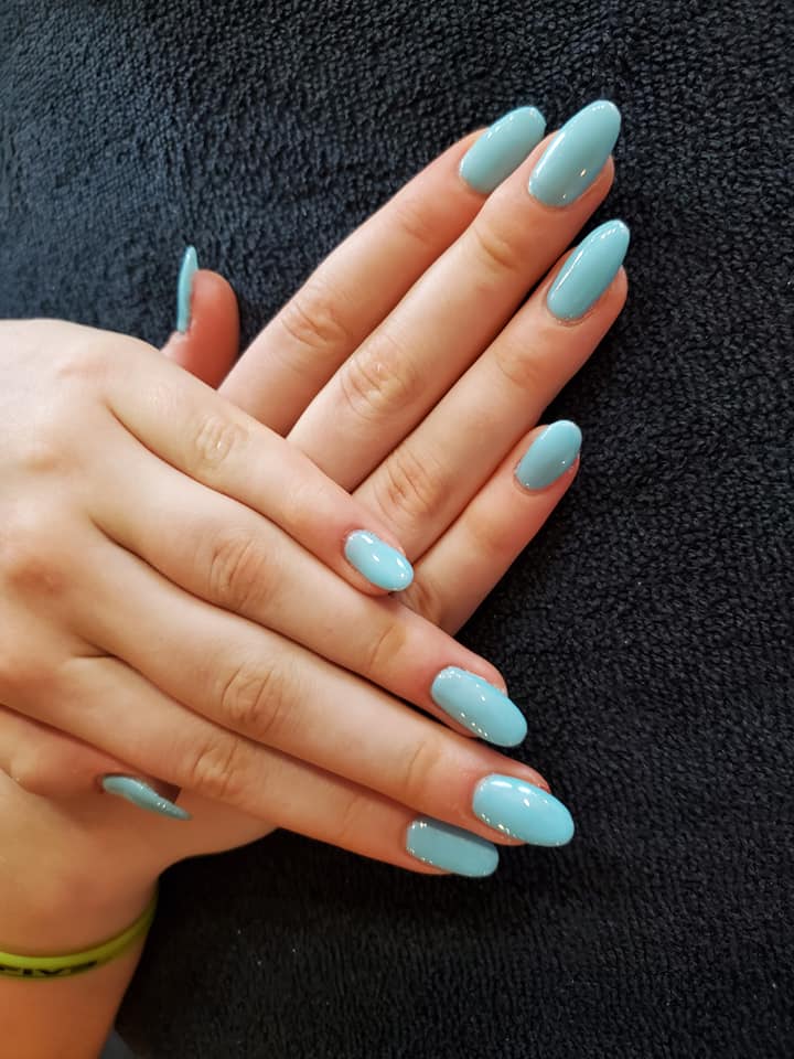 Mains avec vernis chez Esthétique Céline à Sherbrooke