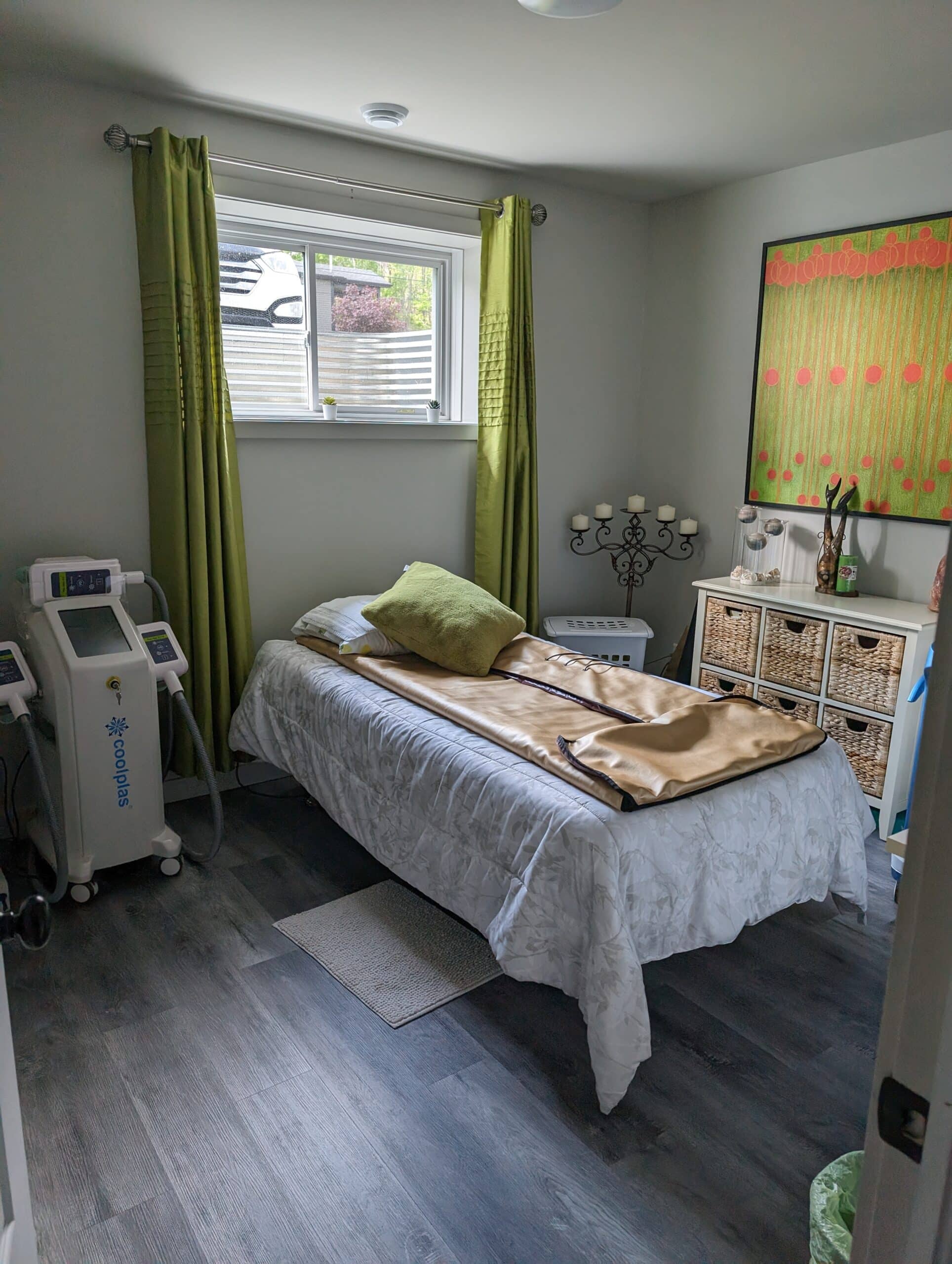 Salle de soins avec lit chez Esthétique Céline à Sherbrooke