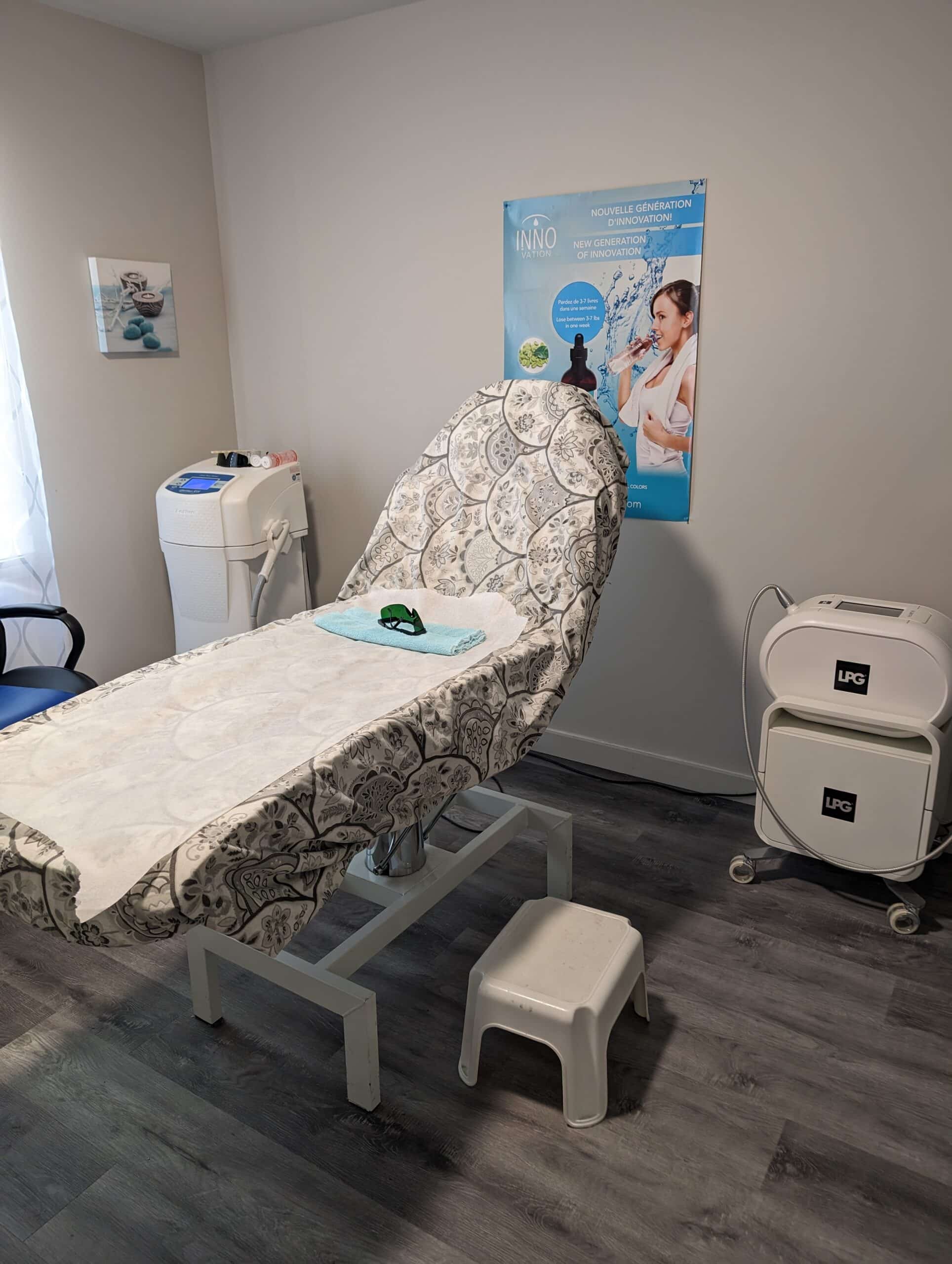 Salle de soins avec lit chez Esthétique Céline à Sherbrooke